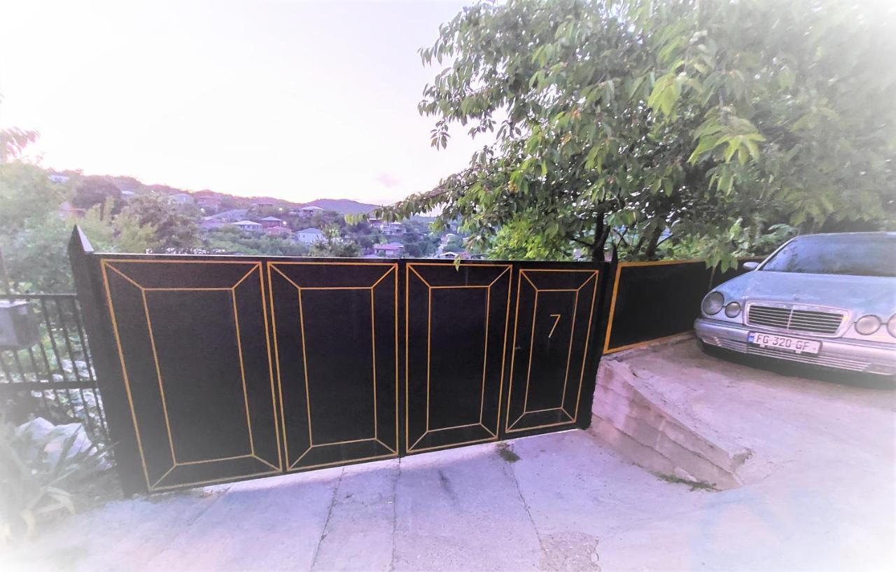 Apartment Beso Kutaisi Bagian luar foto
